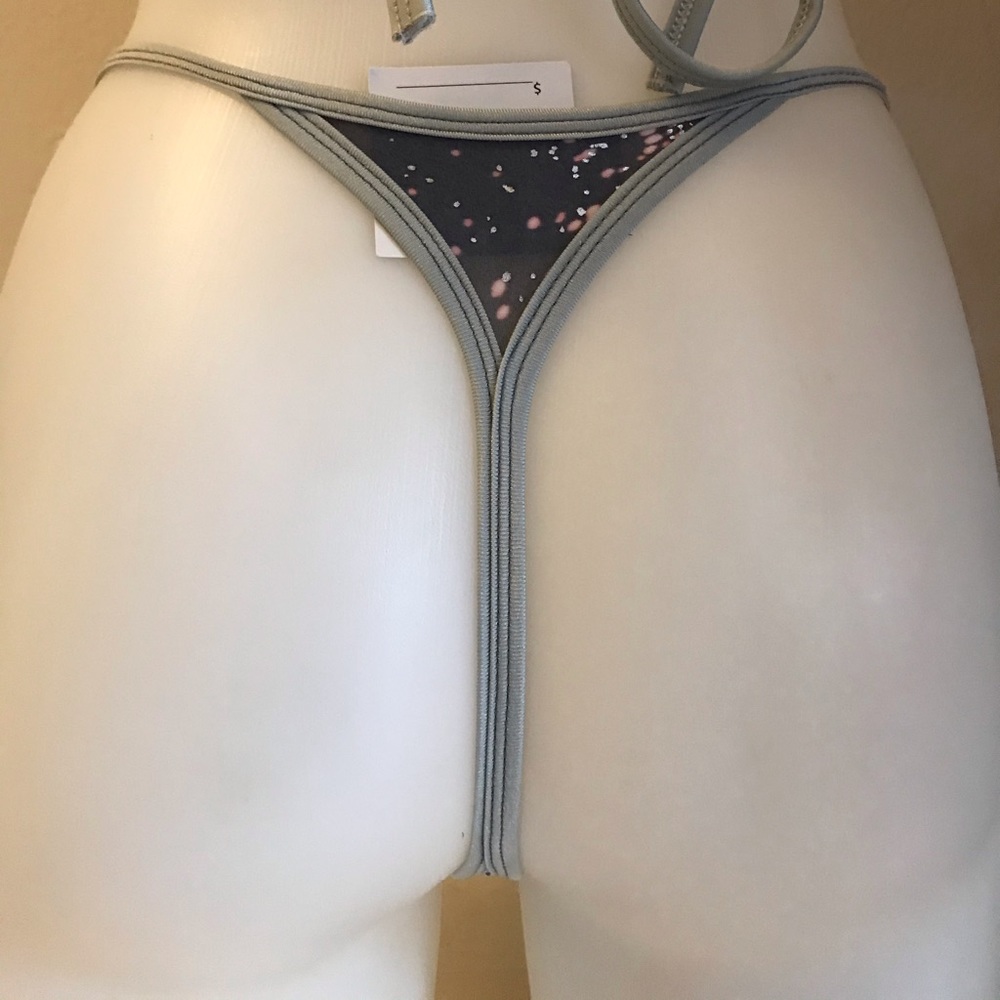 Bikini - Picture 6 of 7
